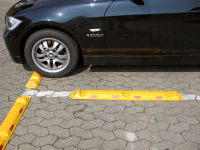 Parkovací a vodící práh, plastový 117x15x5 cm, červeno-bílý
