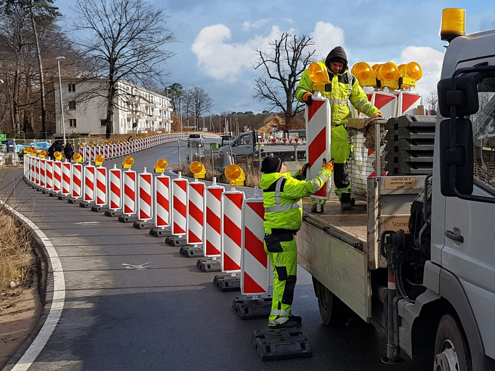 (obrázek pro) Směrovací deska BASt, polep 2 RA2/B, červeno-bílá levá-levá